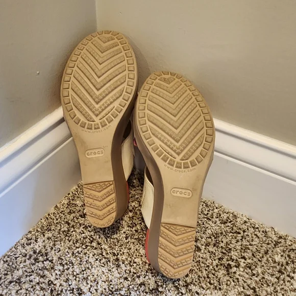 Crocs Women's Cream and Pink Sandals - EUC - Picture 5 of 6